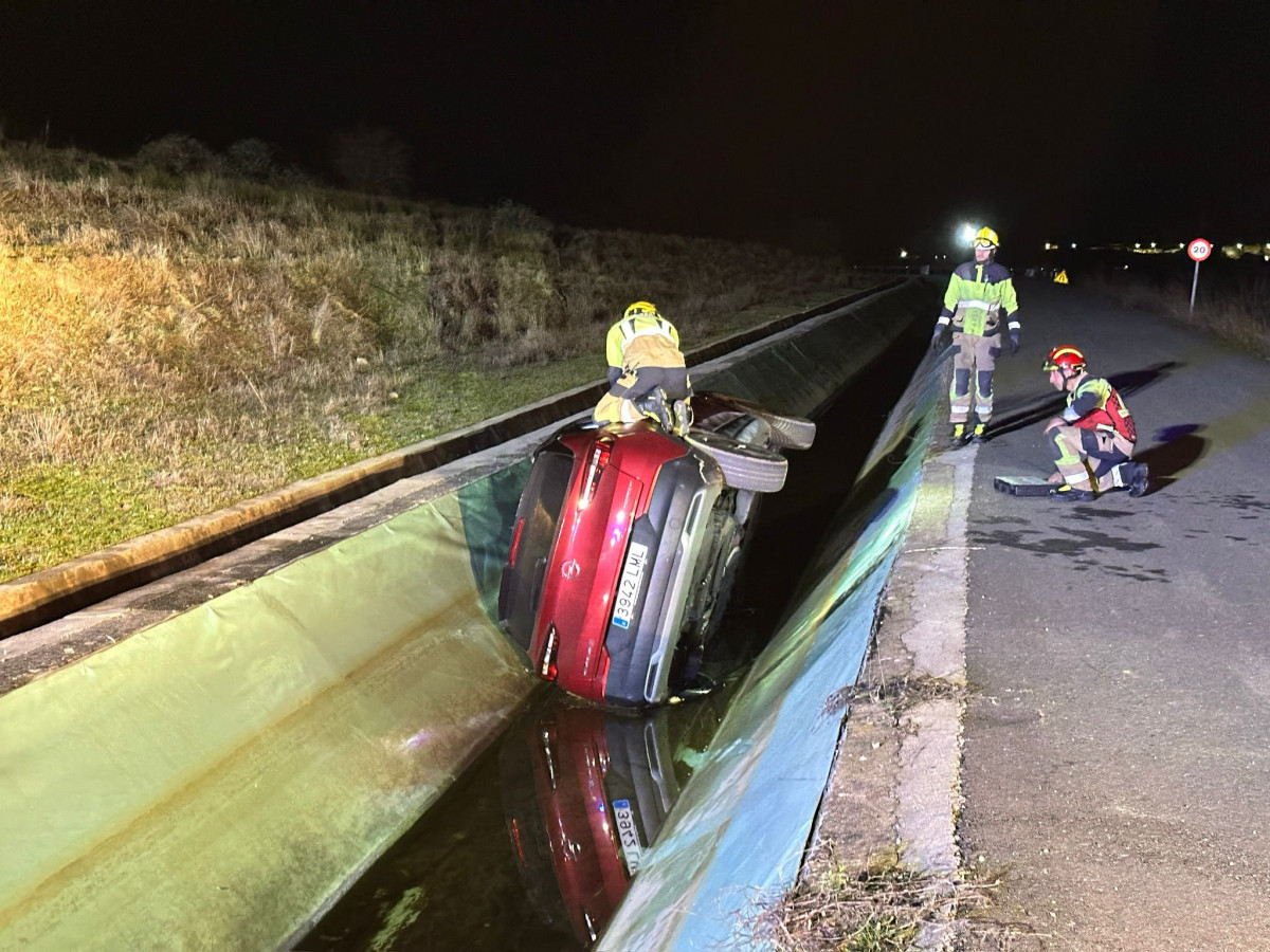 Vehículo cae a canal en La Barrerona, Moraleja (2)