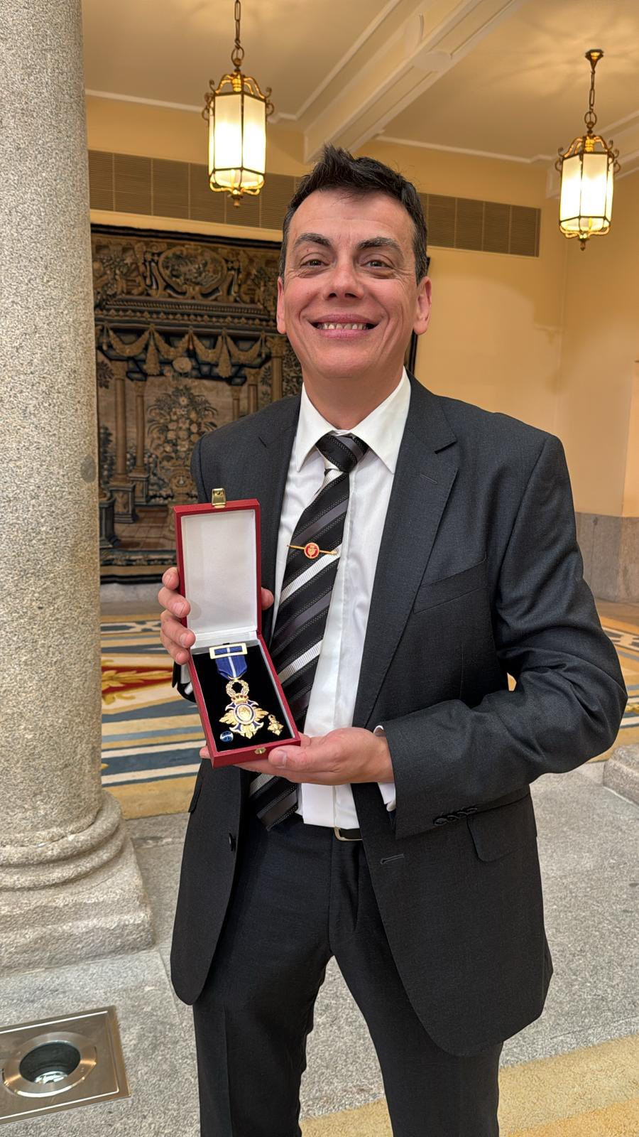 Rubu00e9n con la Medalla al Mu00e9rito Civil