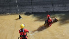 Los bomberos salvan a un ciervo atrapado en las inmediaciones de un embalse