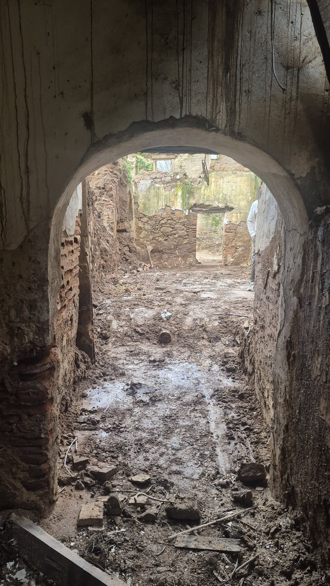 Casa de La Encomienda Moraleja. Acceso a una de las estancias laterales de la planta baja