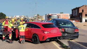 Bomberos, policías y guardias civiles intervienen en un accidente múltiple en la Ex-206