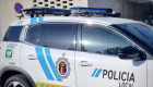 Un conductor pierde el control y choca contra la fuente de una rotonda