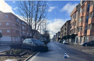 Accidente en plena avenida de Moraleja, uno de los turismos acaba en la mediana