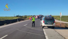 Los bomberos excarcelan a una mujer tras volcar su turismo en la N-521