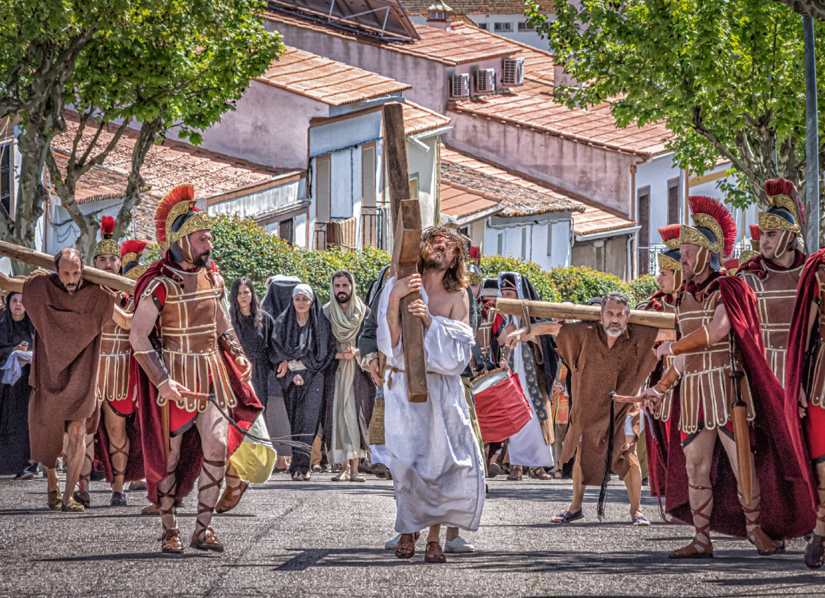 Cristo camino a la crucifixiu00f3n en la Pasiu00f3n de Oliva de la Frontera.