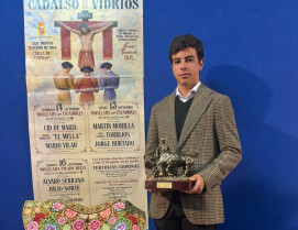 Jorge Hurtado recibe el Racimo de Oro de la feria taurina de Cadalso de los Vidrios