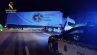 Un camión se sale de la vía, cruza la mediana y paraliza la A-5 de madrugada