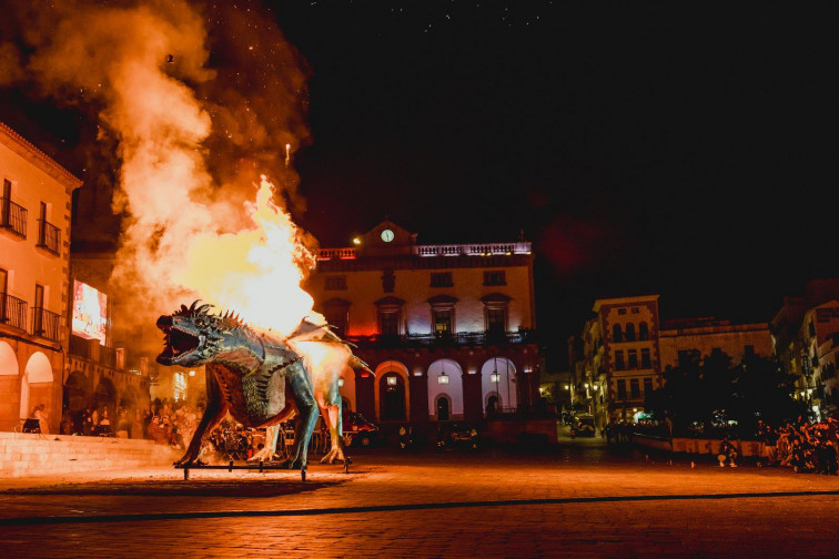 Más de 3.000 personas y 27 dragones participan en el desfile de San Jorge en Cáceres