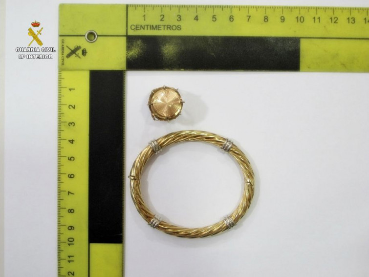 Investigan a un hombre por robar joyas a personas de su entorno de confianza y venderlas