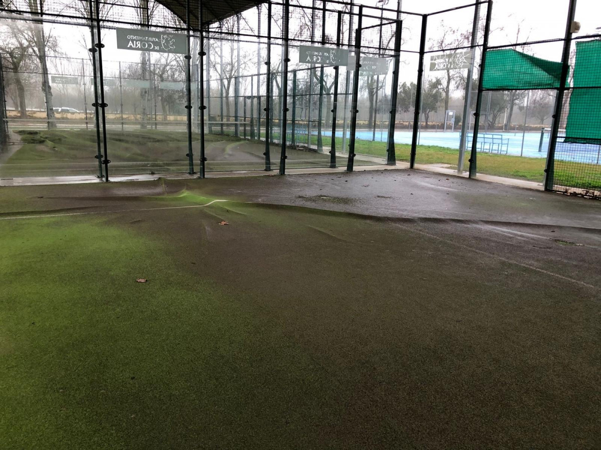 Pistas de pádel del Polideportivo Municipal “La Isla” 2