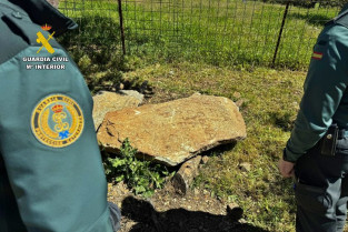 La Guardia Civil recupera dos estelas funerarias romanas robadas