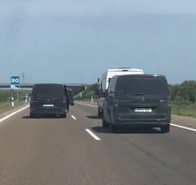 Furgonetas con aficionados de la Real Sociedad acosan a una autocaravana del Atlético en Mérida