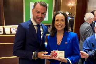 El alcalde de Jaraíz regala pimentón a María Corina Machado, Premio Nobel de la Paz