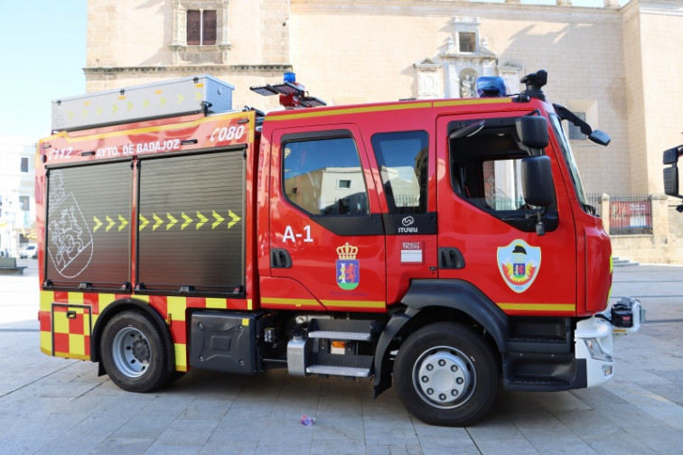 Un niño y dos mujeres reciben asistencia tras el incendio de una vivienda en Badajoz