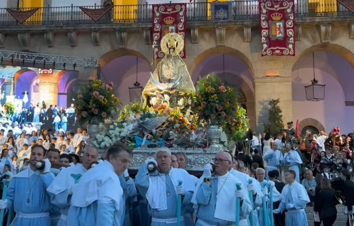 La ciudad se rinde a su patrona: Cáceres celebra la bajada de la Virgen de la Montaña