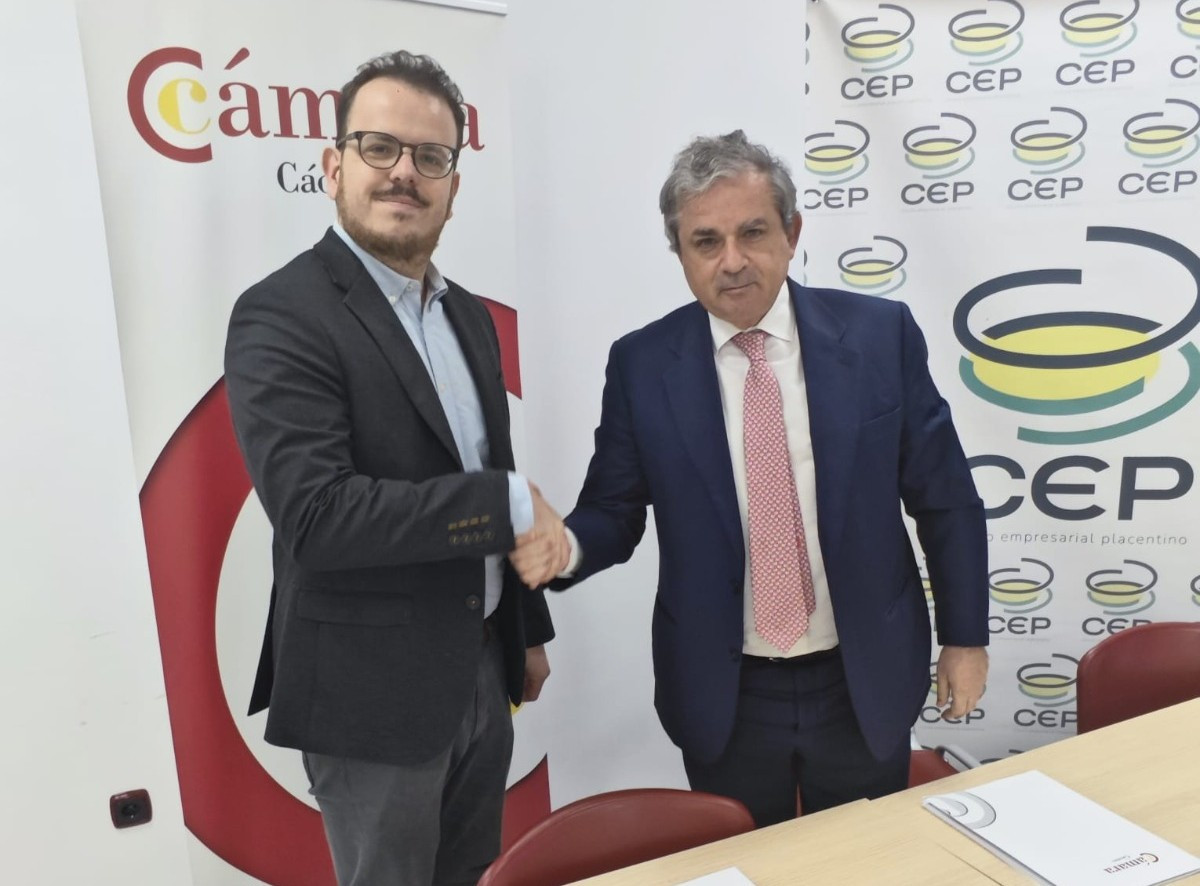 Presidente de la entidad cameral, Gabriel u00c1lvarez, y el presidente del Cu00edrculo Empresarial Placentino, Carlos Oliva.