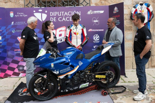 El piloto de Eljas Rodrigo Domínguez presenta su equipación de cara a los próximos campeonatos