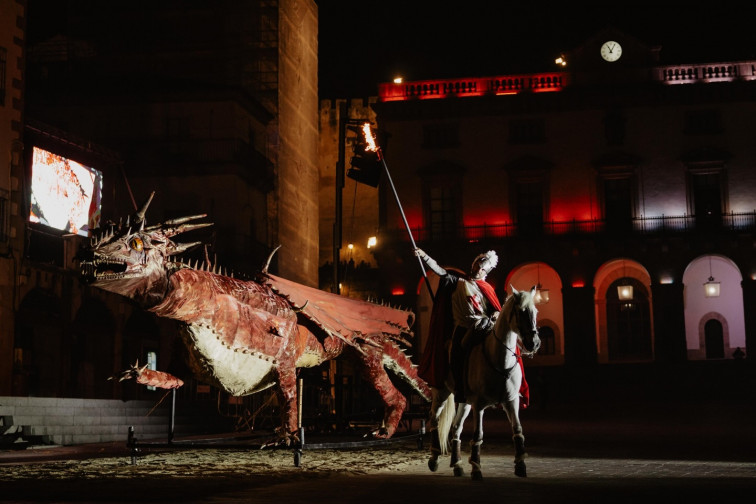 El dragón arde ante miles de personas en la gran noche de San Jorge en Cáceres