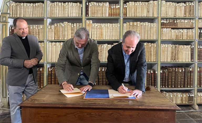 Álvaro Valverde dona su biblioteca y archivo personal al Ayuntamiento de Plasencia