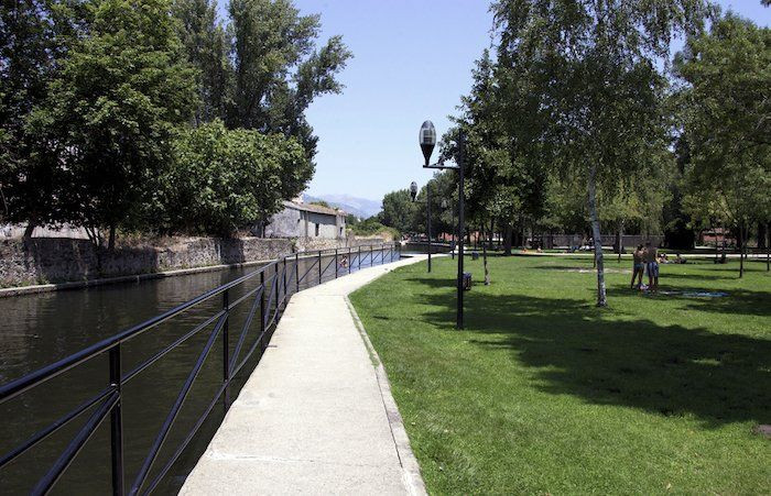 Plasencia inicia la renovación de sus parques con nuevos bancos, papeleras y merenderos