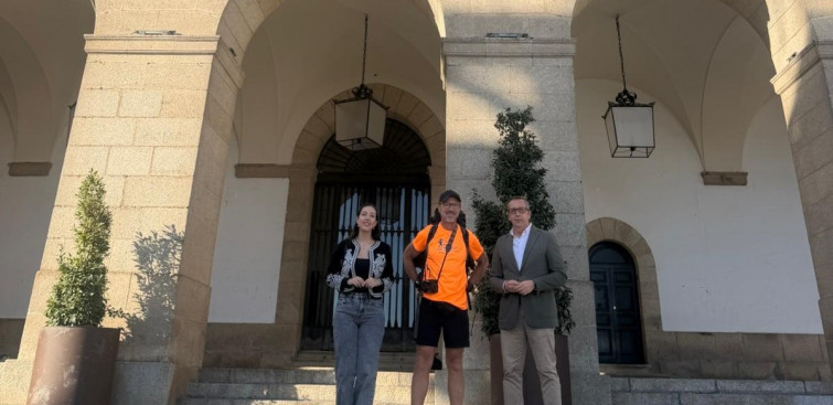 Cáceres apoya a Manuel Calderón en su reto de recorrer Extremadura caminando
