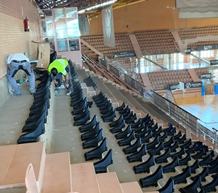 El Ayuntamiento de Badajoz renueva el pabellón de La Granadilla con nuevos asientos