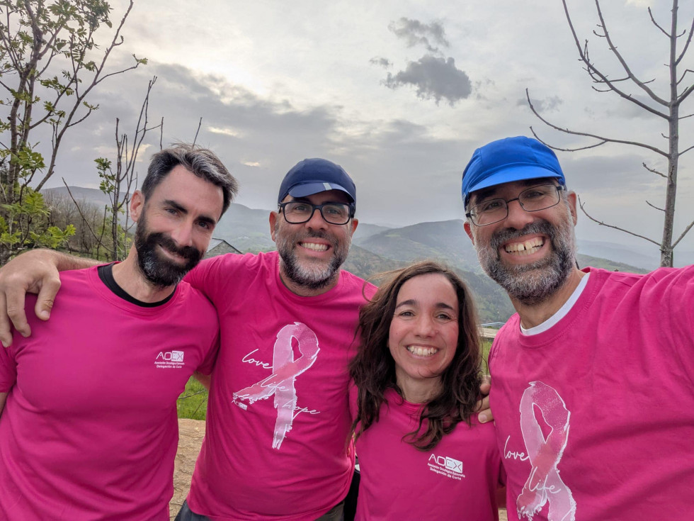 De la quimio al Camino: Alejandro Porto conquista Santiago en bici para visibilizar el cáncer cerebral