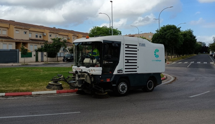 El Ayuntamiento de Cáceres intensifica la limpieza y el desbroce en los barrios de la ciudad