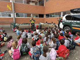 Unos 700 escolares participan en una exposición de la Guardia Civil en Cáceres