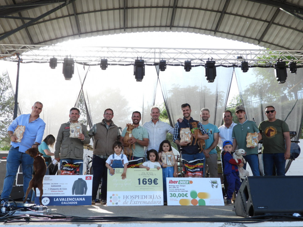 José Joaquín Rajo, campeón de Extremadura de Podencos en Recinto Cerrado junto a ‘Zorri’