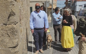 Con antifaz y bastón: Roberto Baños y su equipo viven la ceguera en primera persona