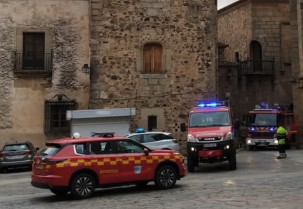 Arde un camión de frutas en pleno casco histórico de Cáceres