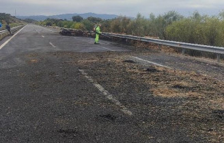 Reabierta la A-66 después del incendio de un camión de paja