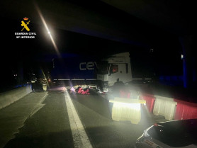 Un camión volcado corta durante varias horas la A-66