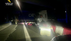 Un camión volcado corta durante varias horas la A-66