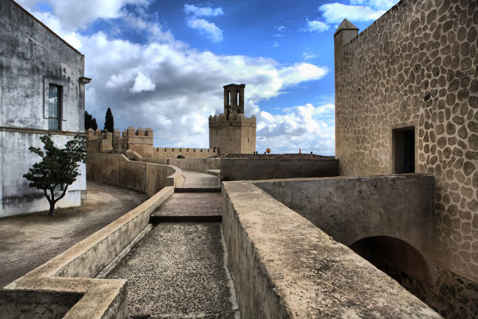 Badajoz abre su Alcazaba a una jornada de senderismo, yoga, baile y fotografía