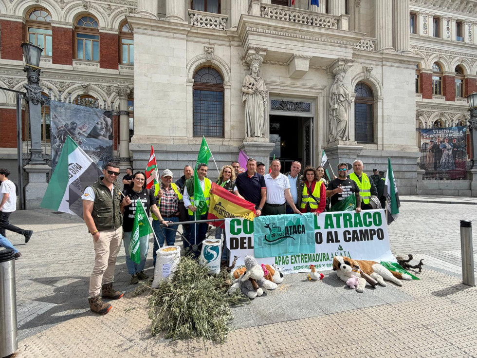 Comienza la acampada indefinida de Apag Extremadura Asaja frente al Ministerio de Agricultura