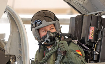 La Princesa Leonor vuela por primera vez en un caza F-5 en Talavera la Real