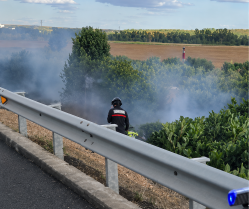 Los bomberos controlan un incendio junto a la A-5 en sentido Madrid