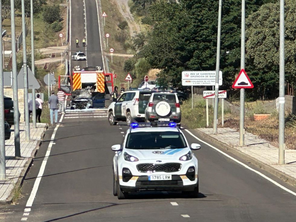 Susto en Fuenlabrada de los Montes por el incendio de un coche en el acceso al municipio