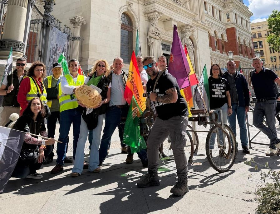 Continúa la acampada de Apag Extremadura Asaja frente al Ministerio de Agricultura