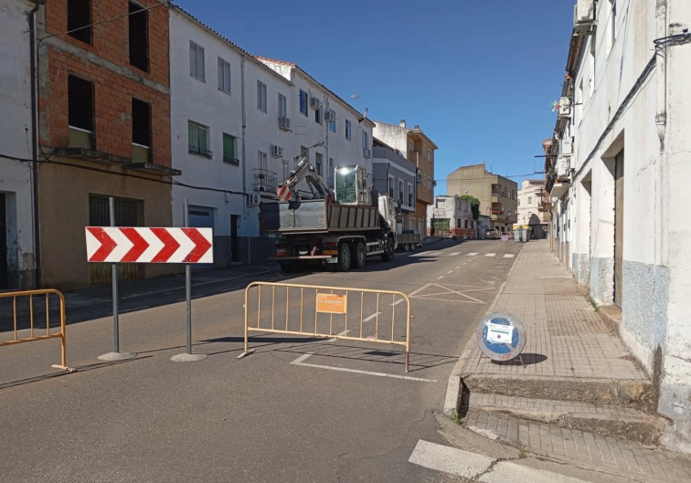 Coria inicia las obras de reforma del acerado en la carretera de Montehermoso