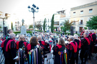 La Tuna de Mayores llena de música y tradición Badajoz por las Cruces de Mayo