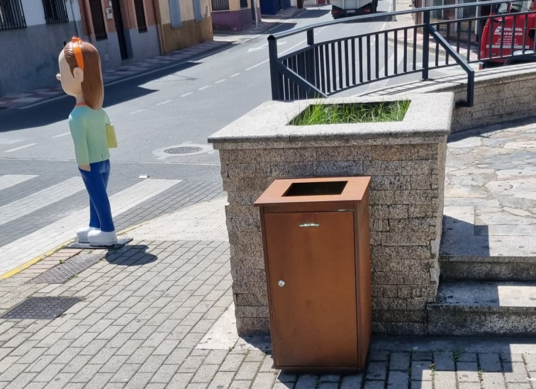 El Ayuntamiento de Talayuela moderniza el mobiliario urbano con nuevas papeleras