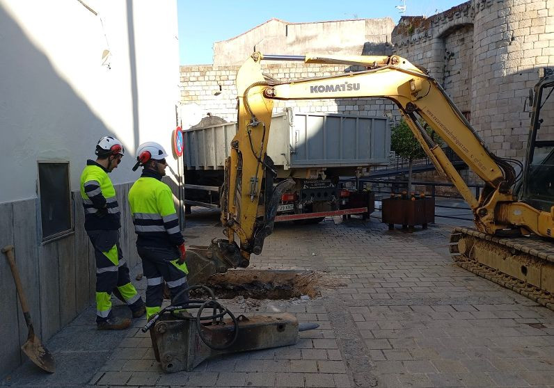 Coria amplía la red de hidrantes del casco histórico para mejorar la respuesta ante incendios