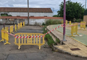 Un derrumbe por las lluvias obliga a cortar el carril bici en la Avenida de España de Plasencia