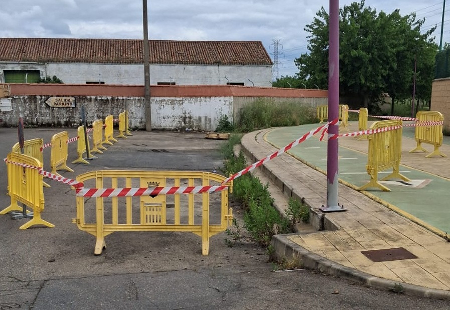 Un derrumbe por las lluvias obliga a cortar el carril bici en la Avenida de España de Plasencia