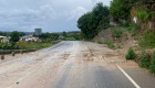 Precaución en Coria: las lluvias dejan barro en la carretera del puente medieval