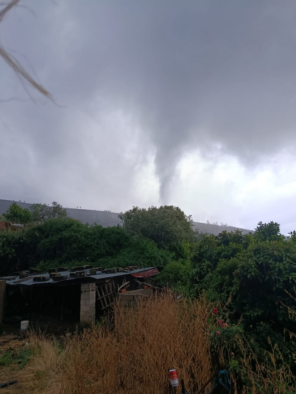 El paso de un tornado deja destrozos en Villanueva de la Sierra