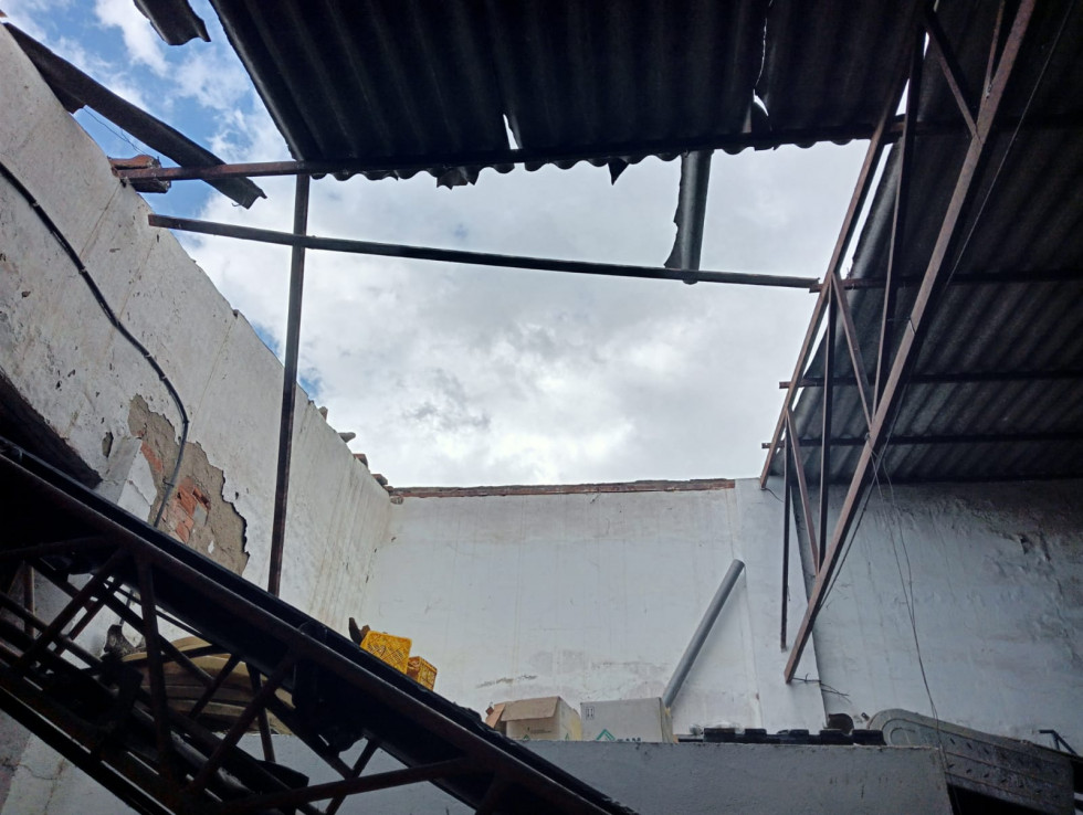 Un tornado provoca graves daños en Villa del Campo y arranca el tejado de la cooperativa